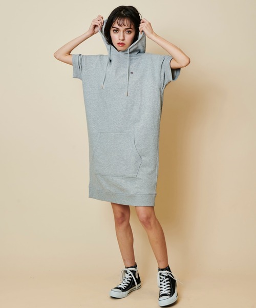 TOMMY HILFIGER（トミーヒルフィガー）の「ワンポイントロゴフーデッドワンピース（ワンピース・レディース・ホワイト/グレー/グレー系その他・SMALL/MEDIUM/X-SMALL）」の5枚目の写真