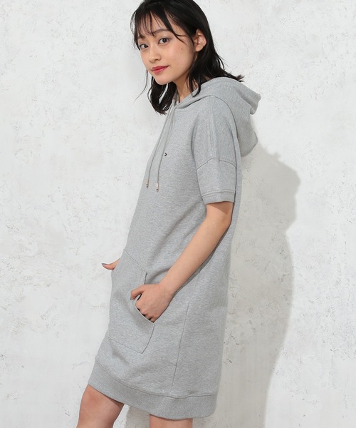 TOMMY HILFIGER（トミーヒルフィガー）の「ワンポイントロゴフーデッドワンピース（ワンピース・レディース・ホワイト/グレー/グレー系その他・SMALL/MEDIUM/X-SMALL）」の10枚目の写真