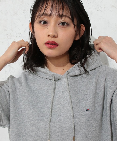TOMMY HILFIGER（トミーヒルフィガー）の「ワンポイントロゴフーデッドワンピース（ワンピース・レディース・ホワイト/グレー/グレー系その他・SMALL/MEDIUM/X-SMALL）」の9枚目の写真