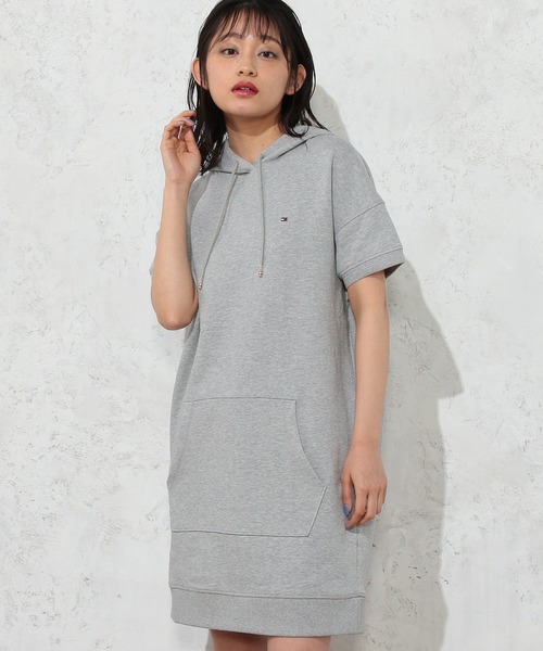 TOMMY HILFIGER（トミーヒルフィガー）の「ワンポイントロゴフーデッドワンピース（ワンピース・レディース・ホワイト/グレー/グレー系その他・SMALL/MEDIUM/X-SMALL）」の7枚目の写真
