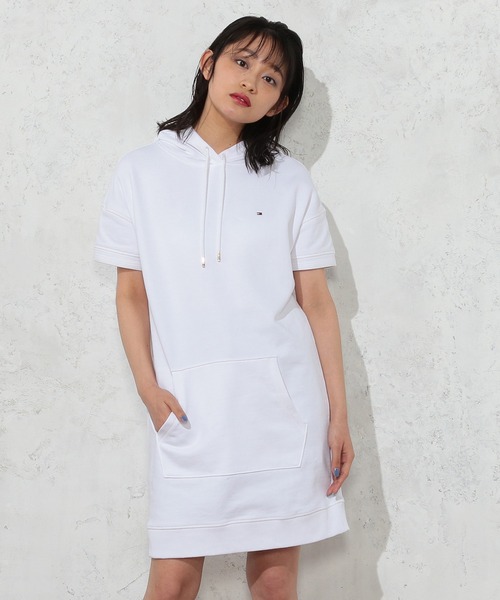 TOMMY HILFIGER（トミーヒルフィガー）の「ワンポイントロゴフーデッドワンピース（ワンピース・レディース・ホワイト/グレー/グレー系その他・SMALL/MEDIUM/X-SMALL）」の12枚目の写真
