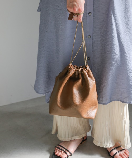 select MOCA（セレクトモカ）の「フェイクレザー巾着バッグ（ショルダーバッグ・レディース・ホワイト/ブラック/ブラウン/パープル・FREE）」の3枚目の写真