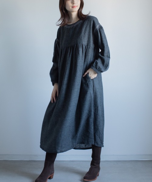 refinedworks(リファインドワークス)の「綿麻起毛刺繍ワンピース(ワンピース・レディース・チャコールグレー/ベージュ・M-L)」の1枚目の写真