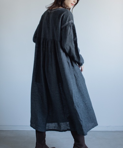 refinedworks(リファインドワークス)の「綿麻起毛刺繍ワンピース(ワンピース・レディース・チャコールグレー/ベージュ・M-L)」の8枚目の写真