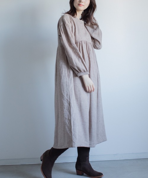 refinedworks(リファインドワークス)の「綿麻起毛刺繍ワンピース(ワンピース・レディース・チャコールグレー/ベージュ・M-L)」の13枚目の写真