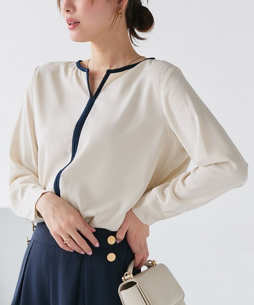 Pierrot（ピエロ）の「配色キーネックブラウス（シャツ/ブラウス・レディース・アイボリー/グレイッシュベージュ/ネイビー/ミント/キャメル/ライトブルー/グレー/ホワイト系その他/ホワイト×ブラック・M/L/S）」の4枚目の写真