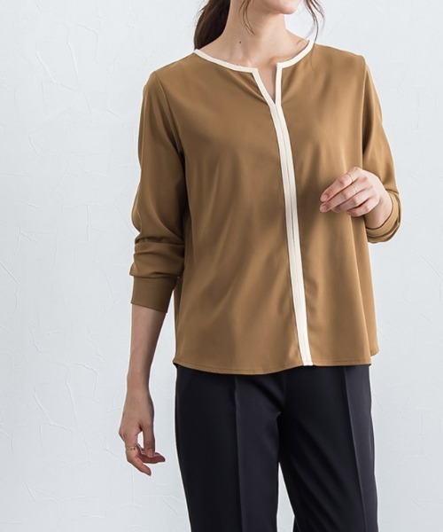 Pierrot（ピエロ）の「配色キーネックブラウス（シャツ/ブラウス・レディース・アイボリー/グレイッシュベージュ/ネイビー/ミント/キャメル/ライトブルー/グレー/ホワイト系その他/ホワイト×ブラック・M/L/S）」の9枚目の写真