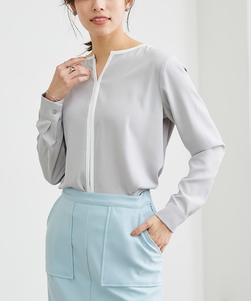 Pierrot（ピエロ）の「配色キーネックブラウス（シャツ/ブラウス・レディース・アイボリー/グレイッシュベージュ/ネイビー/ミント/キャメル/ライトブルー/グレー/ホワイト系その他/ホワイト×ブラック・M/L/S）」の5枚目の写真