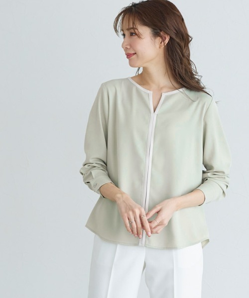 Pierrot（ピエロ）の「配色キーネックブラウス（シャツ/ブラウス・レディース・アイボリー/グレイッシュベージュ/ネイビー/ミント/キャメル/ライトブルー/グレー/ホワイト系その他/ホワイト×ブラック・M/L/S）」の6枚目の写真