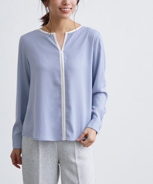 Pierrot（ピエロ）の「配色キーネックブラウス（シャツ/ブラウス・レディース・アイボリー/グレイッシュベージュ/ネイビー/ミント/キャメル/ライトブルー/グレー/ホワイト系その他/ホワイト×ブラック・M/L/S）」の7枚目の写真