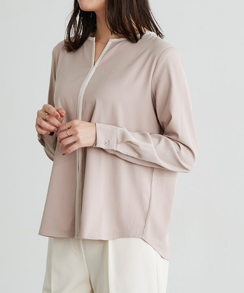 Pierrot（ピエロ）の「配色キーネックブラウス（シャツ/ブラウス・レディース・アイボリー/グレイッシュベージュ/ネイビー/ミント/キャメル/ライトブルー/グレー/ホワイト系その他/ホワイト×ブラック・M/L/S）」の10枚目の写真