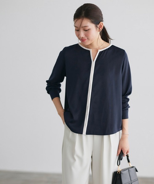 Pierrot（ピエロ）の「配色キーネックブラウス（シャツ/ブラウス・レディース・アイボリー/グレイッシュベージュ/ネイビー/ミント/キャメル/ライトブルー/グレー/ホワイト系その他/ホワイト×ブラック・M/L/S）」の21枚目の写真