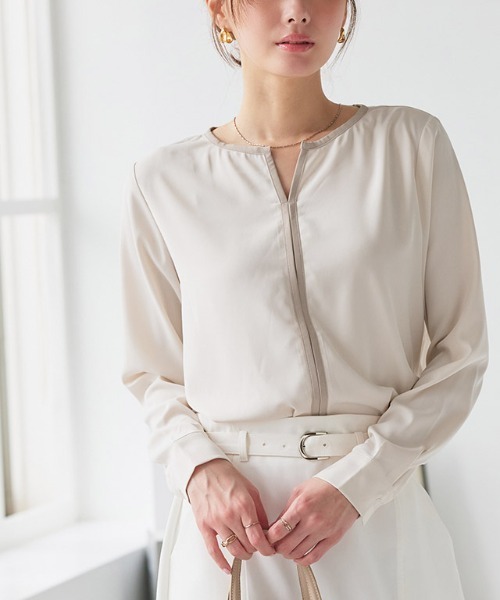 Pierrot（ピエロ）の「配色キーネックブラウス（シャツ/ブラウス・レディース・アイボリー/グレイッシュベージュ/ネイビー/ミント/キャメル/ライトブルー/グレー/ホワイト系その他/ホワイト×ブラック・M/L/S）」の15枚目の写真