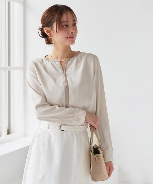 Pierrot（ピエロ）の「配色キーネックブラウス（シャツ/ブラウス・レディース・アイボリー/グレイッシュベージュ/ネイビー/ミント/キャメル/ライトブルー/グレー/ホワイト系その他/ホワイト×ブラック・M/L/S）」の16枚目の写真