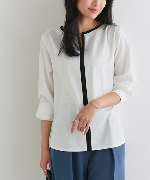 Pierrot（ピエロ）の「配色キーネックブラウス（シャツ/ブラウス・レディース・アイボリー/グレイッシュベージュ/ネイビー/ミント/キャメル/ライトブルー/グレー/ホワイト系その他/ホワイト×ブラック・M/L/S）」の12枚目の写真