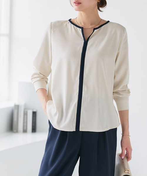 Pierrot（ピエロ）の「配色キーネックブラウス（シャツ/ブラウス・レディース・アイボリー/グレイッシュベージュ/ネイビー/ミント/キャメル/ライトブルー/グレー/ホワイト系その他/ホワイト×ブラック・M/L/S）」の19枚目の写真