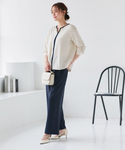 Pierrot（ピエロ）の「配色キーネックブラウス（シャツ/ブラウス・レディース・アイボリー/グレイッシュベージュ/ネイビー/ミント/キャメル/ライトブルー/グレー/ホワイト系その他/ホワイト×ブラック・M/L/S）」の20枚目の写真