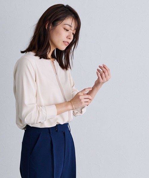 Pierrot（ピエロ）の「配色キーネックブラウス（シャツ/ブラウス・レディース・アイボリー/グレイッシュベージュ/ネイビー/ミント/キャメル/ライトブルー/グレー/ホワイト系その他/ホワイト×ブラック・M/L/S）」の22枚目の写真