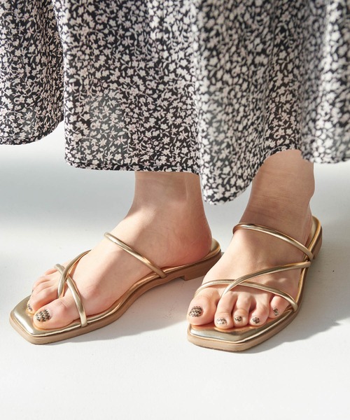 Juze（ジュゼ）の「ナロートングフラットサンダル（サンダル・レディース・ホワイト/ブラック/ゴールド/ベージュ系その他2・LL/SS/S/M/L）」の4枚目の写真