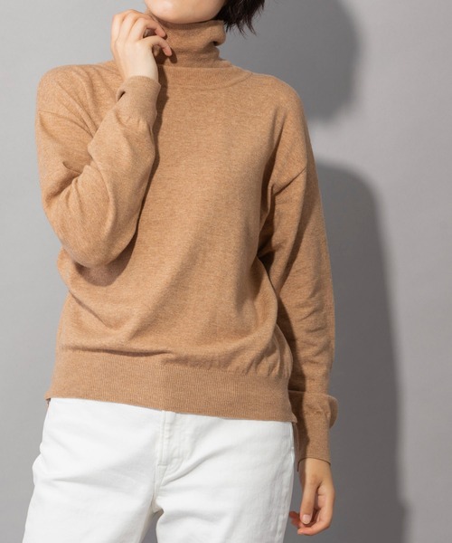 Munich(ミューニック)の「ソフトジャージタートルネックサイドジッププルオーバー(ニット/セーター・レディース・グレー/レッド/アイボリー/ブラック/ベージュ・FREE)」の4枚目の写真