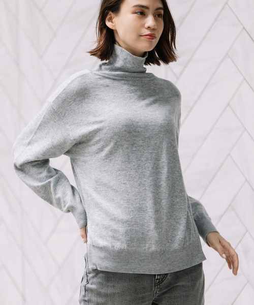 Munich(ミューニック)の「ソフトジャージタートルネックサイドジッププルオーバー(ニット/セーター・レディース・グレー/レッド/アイボリー/ブラック/ベージュ・FREE)」の1枚目の写真