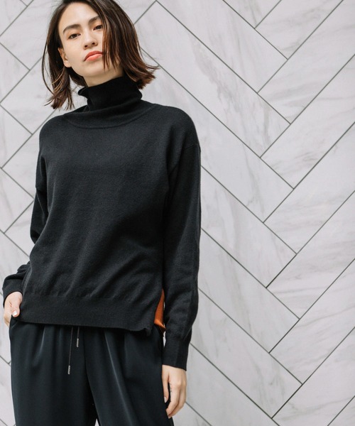 Munich(ミューニック)の「ソフトジャージタートルネックサイドジッププルオーバー(ニット/セーター・レディース・グレー/レッド/アイボリー/ブラック/ベージュ・FREE)」の3枚目の写真