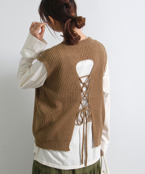 Crisp yours（クリスプユアーズ）の「【WEB限定】バックレースアップニットベスト（ベスト・レディース・ブラウン/アイボリー・FREE）」の2枚目の写真
