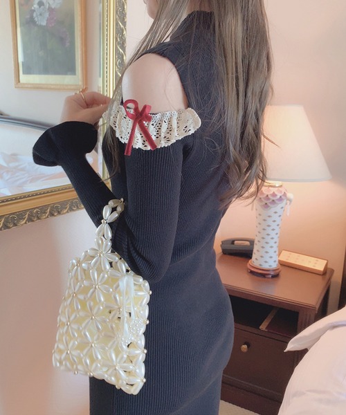 lissi Boutique（リージーブティック）の「【lissi Boutique】肩開きプチハイニットタイトワンピース（ワンピース・レディース・ホワイト/ブラック・FREE）」の4枚目の写真