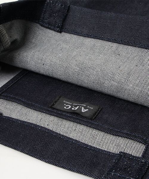 A.P.C.（アーペーセー）の「TOTE LAURE（トートバッグ・メンズ・ネイビー・ONESIZE）」の2枚目の写真