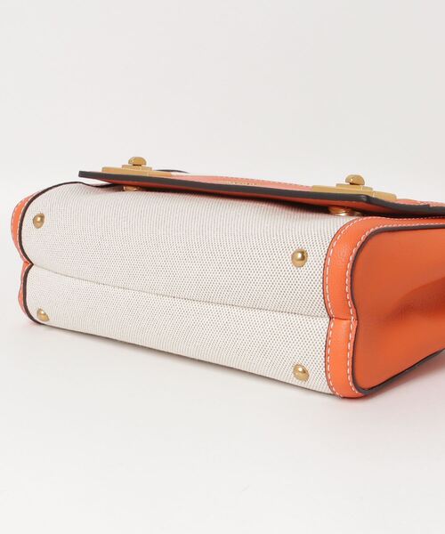 Guess（ゲス）の「KATEY Flap Shoulder Bag（ショルダーバッグ・レディース・ブラック/オレンジ/キャメル・ONE SIZE）」の17枚目の写真