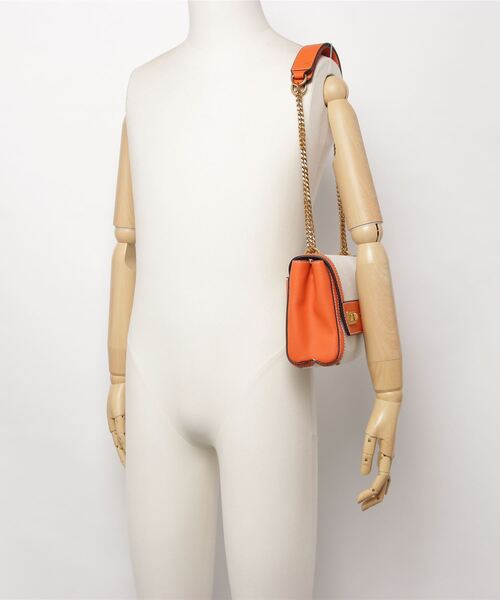 Guess（ゲス）の「KATEY Flap Shoulder Bag（ショルダーバッグ・レディース・ブラック/オレンジ/キャメル・ONE SIZE）」の19枚目の写真