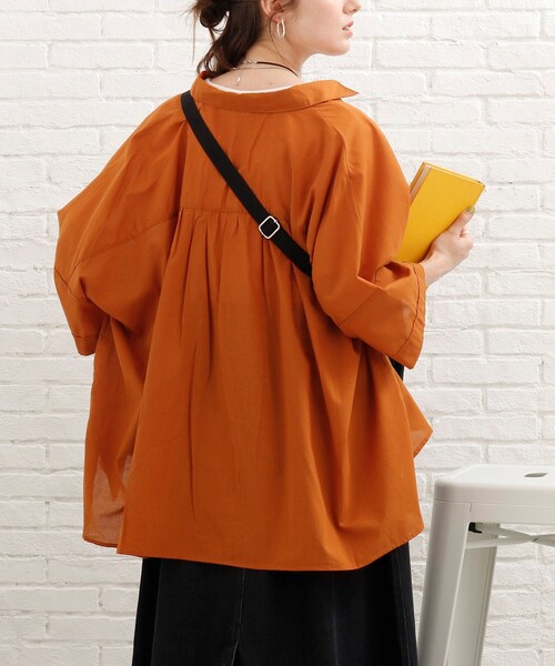 SHOO・LA・RUE(シューラルー)の「◆ポンチョ風前あきシャツ(シャツ/ブラウス・レディース・ライトブルー/カーキ/オレンジ/ホワイト系・00)」の15枚目の写真