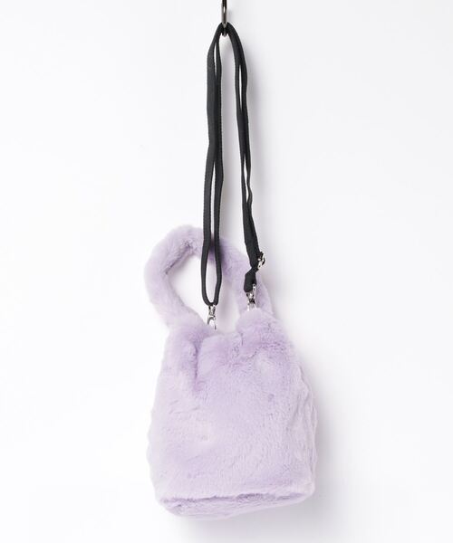 Guess（ゲス）の「FAUX Fur Bucket Bag（ハンドバッグ・レディース・ブラック/クリーム/ライトパープル・ONE SIZE）」の13枚目の写真