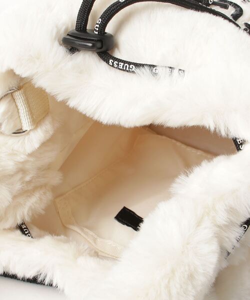Guess（ゲス）の「FAUX Fur Bucket Bag（ハンドバッグ・レディース・ブラック/クリーム/ライトパープル・ONE SIZE）」の16枚目の写真