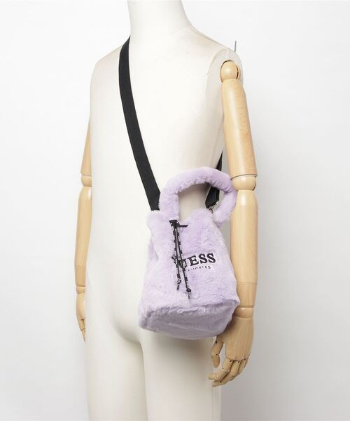 Guess（ゲス）の「FAUX Fur Bucket Bag（ハンドバッグ・レディース・ブラック/クリーム/ライトパープル・ONE SIZE）」の17枚目の写真