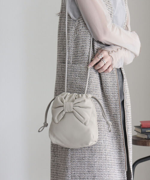 fredy repit（フレディレピ）の「リボンキンチャクポシェット（ショルダーバッグ・レディース・ブラック/チャコールグレー/キナリ・FREE）」の2枚目の写真