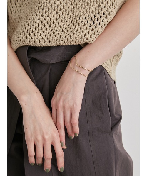 emmi(エミ)の「【emmi atelier】ウエーブバングル(バングル/リストバンド・レディース・ゴールド/シルバー・FREE)」の8枚目の写真