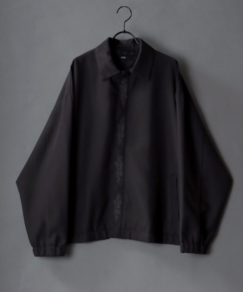 SITRY(シトリー)の「SITRY Fly front stitch blouson/別注 比翼仕立て 花刺繍 ブルゾン ジャケット(ブルゾン・メンズ・ブラック/グレイッシュベージュ/チャコール・M/L)」の2枚目の写真