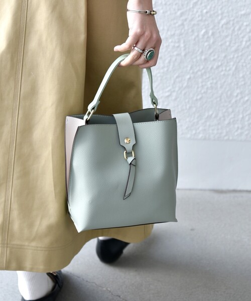 SHIPS any（シップス エニィ）の「SHIPS any: バイカラー2WAY スクエア ショルダー バッグ（ショルダーバッグ・レディース・ライトグレー/ブラック/ベージュ/ライトグリーン・ONE SIZE）」の4枚目の写真