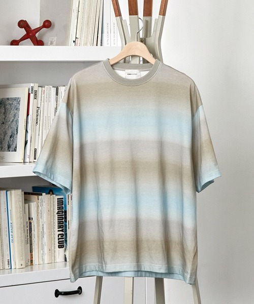 EMMA CLOTHES（エマクローズ）の「グラデーションカラールーズ半袖Tシャツ EMMA CLOTHES（Tシャツ/カットソー・メンズ・ブラック系/ベージュ系/ブルー系/グリーン系・M/L）」の4枚目の写真