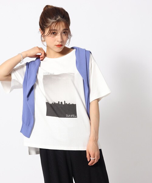 SHOO・LA・RUE（シューラルー）の「◆【接触冷感/プチプラ】大人カラフル プリントTシャツ（Tシャツ/カットソー・レディース・ベージュ系その他7/グリーン系その他3/ブラック系1/ネイビー系8/ブルー系/パープル系5/イエロー系3/ピンク系7/チャコール/ホワイト系その他3/ホワイト系その他5/ホワイト系その他・04/03/02）」の4枚目の写真