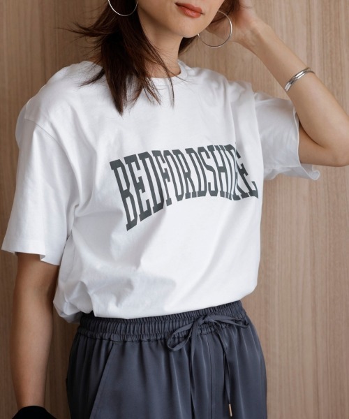 SHOO・LA・RUE（シューラルー）の「◆【接触冷感/プチプラ】大人カラフル プリントTシャツ（Tシャツ/カットソー・レディース・ベージュ系その他7/グリーン系その他3/ブラック系1/ネイビー系8/ブルー系/パープル系5/イエロー系3/ピンク系7/チャコール/ホワイト系その他3/ホワイト系その他5/ホワイト系その他・04/03/02）」の3枚目の写真