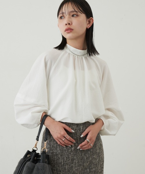 Aunt Marie's(アントマリーズ)の「ギャザーボリュームスリーブブラウス(シャツ/ブラウス・レディース・モカ/ホワイト/ブルー・FREE)」の7枚目の写真