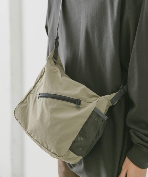 URBAN RESEARCH DOORS(アーバンリサーチドアーズ)の「Micro Ripstop Shoulder(ショルダーバッグ・メンズ・ブラック/ベージュ/カーキ・-)」の3枚目の写真