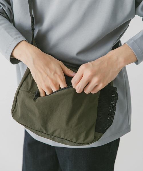 URBAN RESEARCH DOORS(アーバンリサーチドアーズ)の「Micro Ripstop Shoulder(ショルダーバッグ・メンズ・ブラック/ベージュ/カーキ・-)」の5枚目の写真