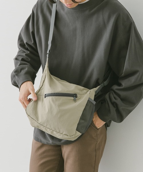 URBAN RESEARCH DOORS(アーバンリサーチドアーズ)の「Micro Ripstop Shoulder(ショルダーバッグ・メンズ・ブラック/ベージュ/カーキ・-)」の11枚目の写真
