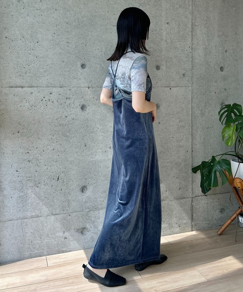 y/m by RIKA（イムバイリカ）の「ベロアバッククロスキャミワンピース（ワンピース・レディース・ブルー/ブラック・FREE）」の7枚目の写真