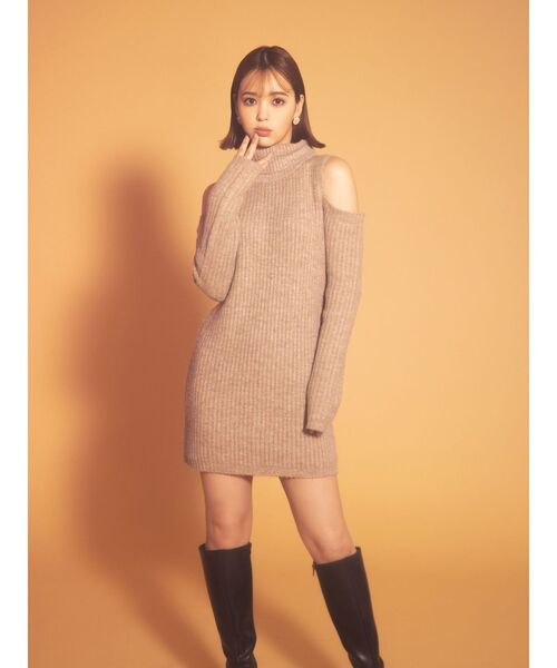 CALNAMUR（カルナムール）の「オープンショルダーニットワンピース（ワンピース・レディース・ベージュ/グレー・FREE）」の3枚目の写真