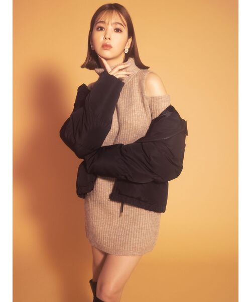 CALNAMUR（カルナムール）の「オープンショルダーニットワンピース（ワンピース・レディース・ベージュ/グレー・FREE）」の8枚目の写真