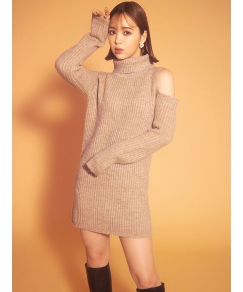 CALNAMUR（カルナムール）の「オープンショルダーニットワンピース（ワンピース・レディース・ベージュ/グレー・FREE）」の9枚目の写真